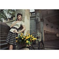 Девушка с тюльпанами - Черно-белые фотообои