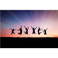 Люди в прыжке на фоне заката - Для подростков